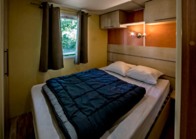intérieur Mobil-home capacité 6 personnes, avec 3 chambres indépendantes : 1 grand lit double, 4 lits simples